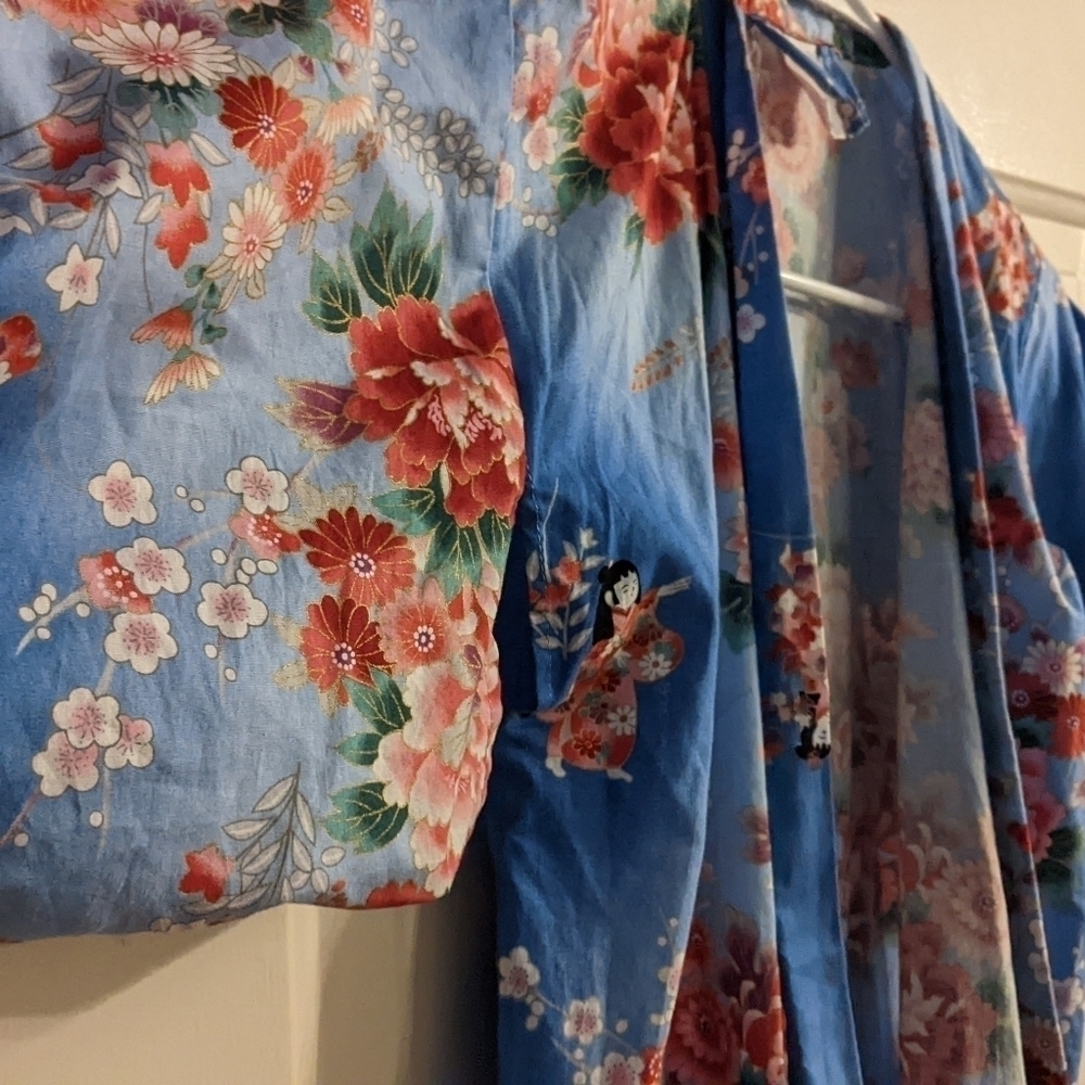 Sakuri Shoji Co. Floral Kimono Size 35, Blue with Pink and Red Flowers - Picture 6 of 11